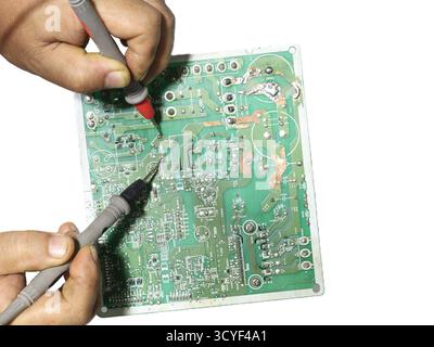 Misurare i valori dell'IC ​​on sulla scheda a circuiti stampati per verificare l'eventuale presenza di cortocircuiti. Posizionare le sonde del multimetro su ciascun pin del quadro strumenti. Se viene emesso un segnale acustico, è presente un segnale acustico Foto Stock