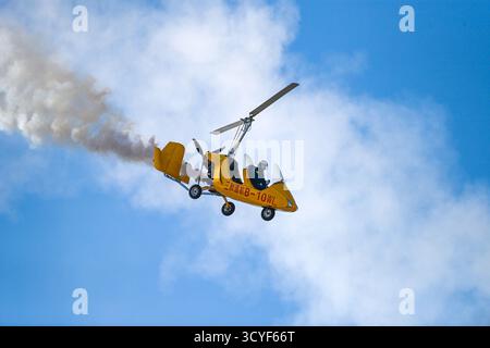 Pechino, Cina. 18 ottobre 2025. Un girocopter si esibisce durante la 7a esposizione China Helicopter a Tianjin, nel nord della Cina, 18 ottobre 2025. L'esposizione è stata aperta al pubblico il sabato. Crediti: Zhao Zishuo/Xinhua/Alamy Live News Foto Stock