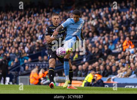 (251019) -- MANCHESTER, 19 ottobre 2025 (Xinhua) -- Savinho (R) del Manchester City è sfidato da Vitaliy Mykolenko dell'Everton durante la partita di Premier League inglese tra Manchester City FC e Everton FC a Manchester, in Gran Bretagna, il 18 ottobre 2025. (XINHUA)SOLO PER USO EDITORIALE. NON IN VENDITA PER CAMPAGNE PUBBLICITARIE O DI MARKETING. DIVIETO DI UTILIZZO CON AUDIO, VIDEO, DATI, ELENCHI DI INCONTRI, LOGHI CLUB/LEAGUE O SERVIZI "LIVE" NON AUTORIZZATI. UTILIZZO ONLINE IN-MATCH LIMITATO A 45 IMMAGINI, SENZA EMULAZIONE VIDEO. NON È CONSENTITO L'USO IN SCOMMESSE, GIOCHI O PUBBLICAZIONI PER SINGOLI CLUB/CAMPIONATO/GIOCATORI. Foto Stock