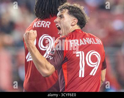 Toronto, Canada. 18 ottobre 2025. Kobe Franklin (R) del Toronto FC celebra il gol con il compagno di squadra Deandre Kerr durante la partita di regular season 2025 tra Toronto FC e Orlando City SC al BMO Field di Toronto, Canada, il 18 ottobre 2025. Crediti: Zou Zheng/Xinhua/Alamy Live News Foto Stock