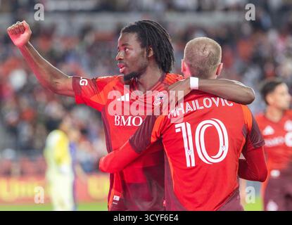 Toronto, Canada. 18 ottobre 2025. DeAndre Kerr (L) del Toronto FC celebra il gol con il compagno di squadra Djordje Mihailovic durante la partita di regular season 2025 tra Toronto FC e Orlando City SC al BMO Field di Toronto, Canada, il 18 ottobre 2025. Crediti: Zou Zheng/Xinhua/Alamy Live News Foto Stock