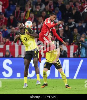 Monaco, Germania. 18 ottobre 2025. Michael Olise (R) del Bayern Monaco e Serhou Guirassy del Borussia Dortmund capo del pallone durante la partita di calcio tedesca di prima divisione tra Bayern Monaco e Borussia Dortmund a Monaco, Germania, 18 ottobre 2025. Crediti: Philippe Ruiz/Xinhua/Alamy Live News Foto Stock