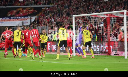 Monaco, Germania. 18 ottobre 2025. Harry Kane (1° L) del Bayern Monaco segna durante la partita di calcio tedesca di prima divisione tra Bayern Monaco e Borussia Dortmund a Monaco, Germania, 18 ottobre 2025. Crediti: Philippe Ruiz/Xinhua/Alamy Live News Foto Stock