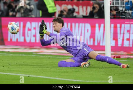 Monaco, Germania. 18 ottobre 2025. Gregor Kobel, portiere del Borussia Dortmund, salta durante la partita di calcio tedesca di prima divisione tra Bayern Monaco e Borussia Dortmund a Monaco, Germania, 18 ottobre 2025. Crediti: Philippe Ruiz/Xinhua/Alamy Live News Foto Stock