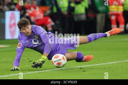 Monaco, Germania. 18 ottobre 2025. Gregor Kobel, portiere del Borussia Dortmund, salta durante la partita di calcio tedesca di prima divisione tra Bayern Monaco e Borussia Dortmund a Monaco, Germania, 18 ottobre 2025. Crediti: Philippe Ruiz/Xinhua/Alamy Live News Foto Stock
