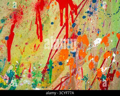 Astratto di colori vivaci sparsi sulla tela Foto Stock
