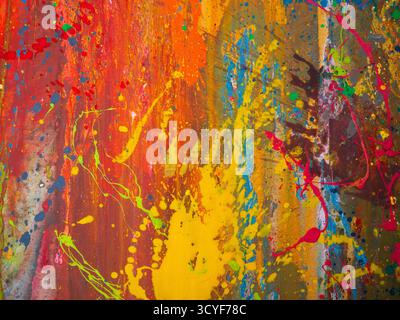 Astratto di colori vivaci sparsi sulla tela Foto Stock