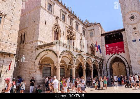 I turisti si riuniscono fuori dal Palazzo del Rettore di Dubrovnik, Croazia, in una giornata estiva di sole Foto Stock