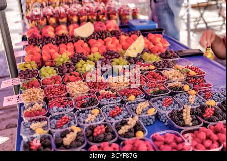 Bacche fresche e cesti di frutta in mostra in un mercato all'aperto a Dubrovnik, Croazia Foto Stock