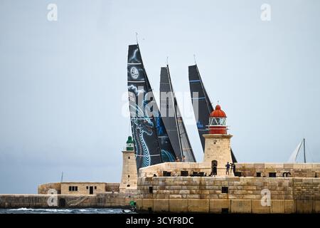 La Valletta, Malta. 18 ottobre 2025. Gli yacht gareggiano durante la 46a (2025) Rolex Middle Sea Race al Grand Harbour di la Valletta, Malta, 18 ottobre 2025. Credito: Jonathan Borg/Xinhua/Alamy Live News Foto Stock