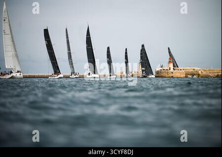 La Valletta, Malta. 18 ottobre 2025. Gli yacht gareggiano durante la 46a (2025) Rolex Middle Sea Race al Grand Harbour di la Valletta, Malta, 18 ottobre 2025. Credito: Jonathan Borg/Xinhua/Alamy Live News Foto Stock