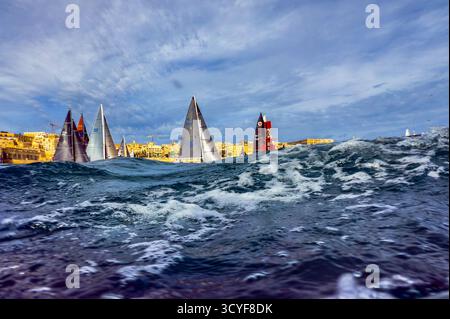 La Valletta, Malta. 18 ottobre 2025. Gli yacht gareggiano durante la 46a (2025) Rolex Middle Sea Race al Grand Harbour di la Valletta, Malta, 18 ottobre 2025. Credito: Jonathan Borg/Xinhua/Alamy Live News Foto Stock