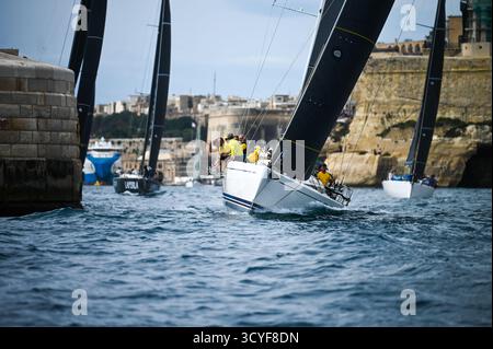 La Valletta, Malta. 18 ottobre 2025. Gli yacht gareggiano durante la 46a (2025) Rolex Middle Sea Race al Grand Harbour di la Valletta, Malta, 18 ottobre 2025. Credito: Jonathan Borg/Xinhua/Alamy Live News Foto Stock