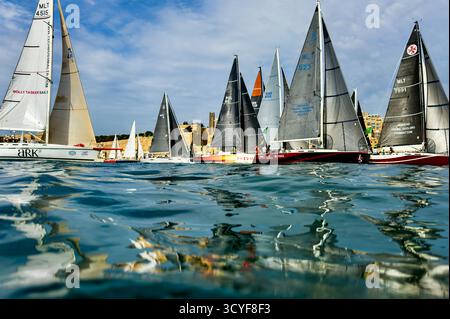 La Valletta, Malta. 18 ottobre 2025. Gli yacht gareggiano durante la 46a (2025) Rolex Middle Sea Race al Grand Harbour di la Valletta, Malta, 18 ottobre 2025. Credito: Jonathan Borg/Xinhua/Alamy Live News Foto Stock