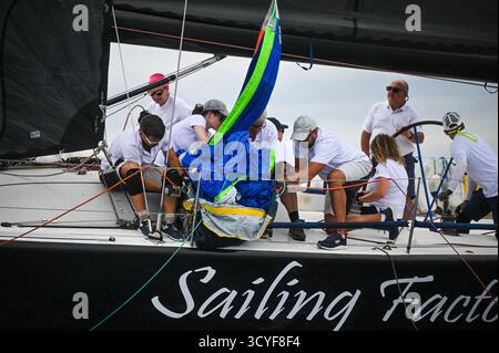La Valletta, Malta. 18 ottobre 2025. I membri dell'equipaggio gareggiano durante la 46a (2025) Rolex Middle Sea Race al Grand Harbour di la Valletta, Malta, 18 ottobre 2025. Credito: Jonathan Borg/Xinhua/Alamy Live News Foto Stock