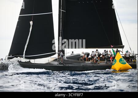 La Valletta, Malta. 18 ottobre 2025. I membri dell'equipaggio gareggiano durante la 46a (2025) Rolex Middle Sea Race al Grand Harbour di la Valletta, Malta, 18 ottobre 2025. Credito: Jonathan Borg/Xinhua/Alamy Live News Foto Stock