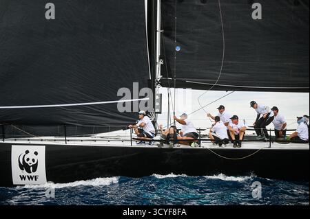 La Valletta, Malta. 18 ottobre 2025. I membri dell'equipaggio gareggiano durante la 46a (2025) Rolex Middle Sea Race al Grand Harbour di la Valletta, Malta, 18 ottobre 2025. Credito: Jonathan Borg/Xinhua/Alamy Live News Foto Stock