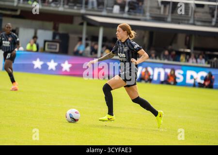 Washington, DC, Stati Uniti. 18 ottobre 2025. Washington, DC, Stati Uniti, 18 ottobre 2025: Hal Hershfelt (17 Washington Spirit) corre con la palla durante la partita della National Women's Soccer League tra Washington Spirit e Orlando Pride all'Audi Field di Washington, DC, Stati Uniti. (Taneen Momeni/SPP) credito: SPP Sport Press Photo. /Alamy Live News Foto Stock