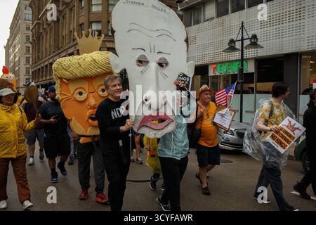 Dallas, Texas, Stati Uniti. 18 ottobre 2025. Manifestanti che tengono effigi del presidente Donald Trump e del vice capo dello staff della Casa Bianca per la politica e del consigliere per la sicurezza interna degli Stati Uniti Stephen Miller durante la protesta No Kings nel centro di Dallas sabato. (Credit Image: © Jaime Carrero/ZUMA Press Wire) SOLO PER USO EDITORIALE! Non per USO commerciale! Foto Stock