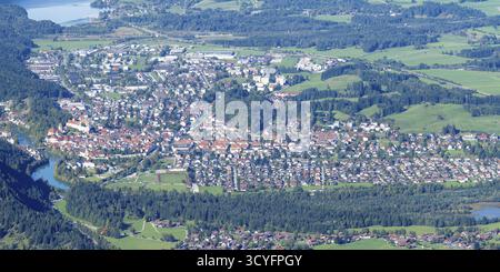 Panorama da Tegelberg, 1881 m, su Fuessen con il centro storico, il Lech e dietro di esso il Weissensee, Ostallgaeu, Allgaeu, Baviera, Germania Foto Stock
