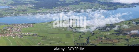 Panorama da Tegelberg, 1881 m, su Schwangau, Waltenhofen, Hopfensee e Forggensee, Ostallgaeu, Baviera, Germania Foto Stock