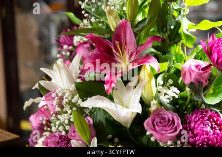 Una vista su un bellissimo bouquet di fiori, con gigli, rose e crisantemi. Foto Stock