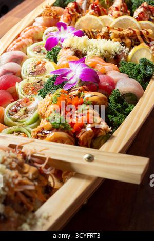 Vista ravvicinata di un sushi boat, caratterizzato da una varietà di pezzi di sushi. Foto Stock