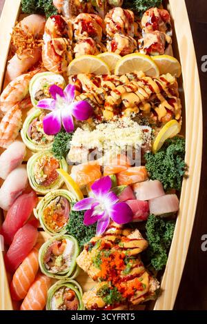 Vista ravvicinata di un sushi boat, caratterizzato da una varietà di pezzi di sushi. Foto Stock