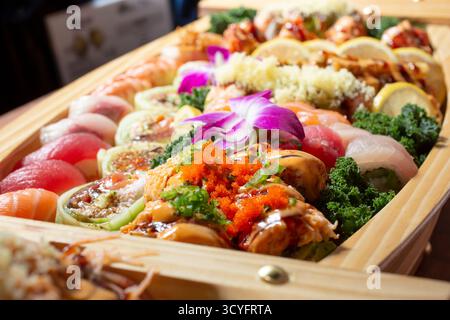 Vista ravvicinata di un sushi boat, caratterizzato da una varietà di pezzi di sushi. Foto Stock
