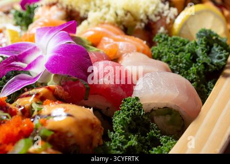 Vista ravvicinata di una varietà di pezzi di sushi, con panini e nigiri. Foto Stock