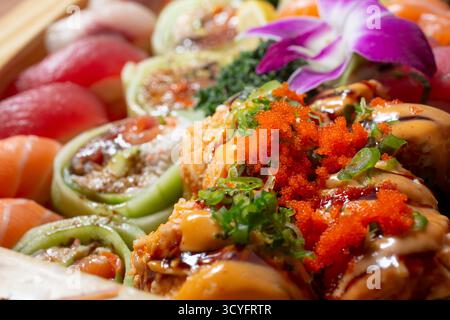 Una vista ravvicinata di una varietà di pezzi di sushi, con panini e nigiri. Foto Stock