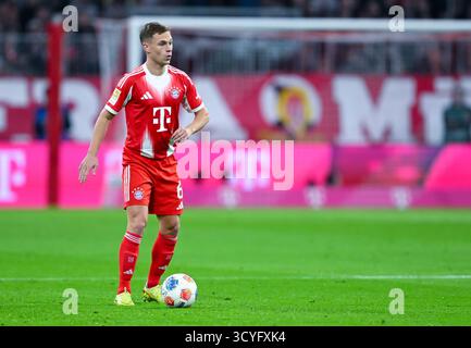 Monaco, Germania. 18 ottobre 2025. Calcio: Bundesliga, Bayern Monaco di Baviera - Borussia Dortmund, giorno 7 presso l'Allianz Arena. Joshua Kimmich (Bayern Monaco) gioca la palla. Credito: Sven Hoppe/dpa - NOTA IMPORTANTE: In conformità con le normative della DFL German Football League e della DFB German Football Association, è vietato utilizzare o far utilizzare fotografie scattate nello stadio e/o della partita sotto forma di immagini sequenziali e/o serie di foto simili a video./dpa/Alamy Live News Foto Stock