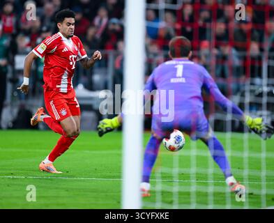 Monaco, Germania. 18 ottobre 2025. Calcio: Bundesliga, Bayern Monaco di Baviera - Borussia Dortmund, giorno 7 presso l'Allianz Arena. Luis Diaz (l, Bayern Monaco) in azione. Credito: Sven Hoppe/dpa - NOTA IMPORTANTE: In conformità con le normative della DFL German Football League e della DFB German Football Association, è vietato utilizzare o far utilizzare fotografie scattate nello stadio e/o della partita sotto forma di immagini sequenziali e/o serie di foto simili a video./dpa/Alamy Live News Foto Stock
