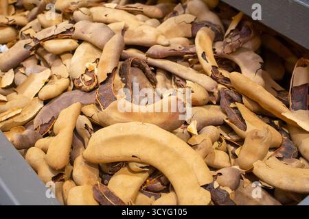 Una vista di un cestino pieno di cialde di tamarindo, in mostra in un negozio di alimentari locale. Foto Stock