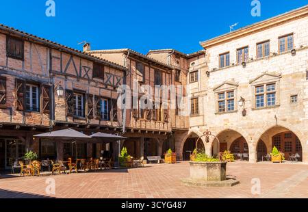 Piazza Arcade nel borgo medievale di Castelnau de Montmiral nel Tarn a Occitanie, Francia Foto Stock