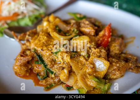 Mescolare granchio fritto con curry in polvere servito sul piatto Foto Stock