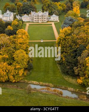 Immagine drone di Rousham House, Oxfordshire e la tenuta in autunno Foto Stock