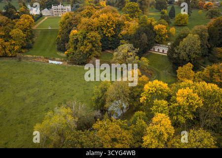 Immagine drone di Rousham House, Oxfordshire e la tenuta in autunno Foto Stock