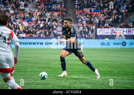 Vancouver, Canada. 18 ottobre 2025. Belal Halbouni (12 Vancouver Whitecaps FC) controlla la palla durante la partita di calcio della Major League tra Vancouver Whitecaps FC e FC Dallas al BC Place Stadium di Vancouver, British Columbia, Canada (SOLO USO EDITORIALE). Credito: SPP Sport Press Photo. /Alamy Live News Foto Stock