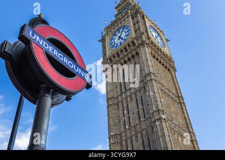 Big Ben e London Underground segnalano a Westminster. Londra, Regno Unito, 9 luglio 2023 Foto Stock