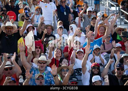 Austin, Stati Uniti. 18 ottobre 2025. I fan di Formula 1 che si tirano alla gara di qualificazione davanti al Gran Premio di Formula 1 MSC Cruises degli Stati Uniti sul circuito delle Americhe di Austin, Texas, sabato 18 ottobre 2025.” (Foto di: Stephanie Tacy/Sipa USA) credito: SIPA USA/Alamy Live News Foto Stock