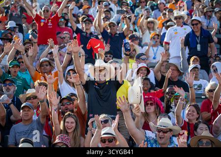 Austin, Stati Uniti. 18 ottobre 2025. I fan di Formula 1 che si tirano alla gara di qualificazione davanti al Gran Premio di Formula 1 MSC Cruises degli Stati Uniti sul circuito delle Americhe di Austin, Texas, sabato 18 ottobre 2025.” (Foto di: Stephanie Tacy/Sipa USA) credito: SIPA USA/Alamy Live News Foto Stock