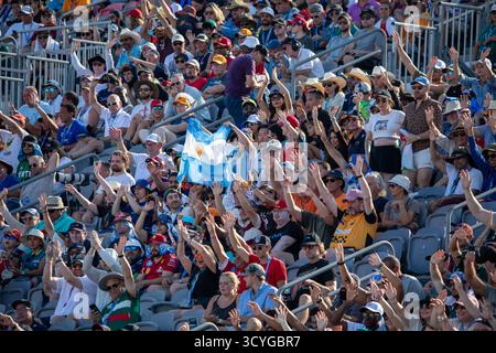 Austin, Stati Uniti. 18 ottobre 2025. I fan di Formula 1 che si tirano alla gara di qualificazione davanti al Gran Premio di Formula 1 MSC Cruises degli Stati Uniti sul circuito delle Americhe di Austin, Texas, sabato 18 ottobre 2025.” (Foto di: Stephanie Tacy/Sipa USA) credito: SIPA USA/Alamy Live News Foto Stock