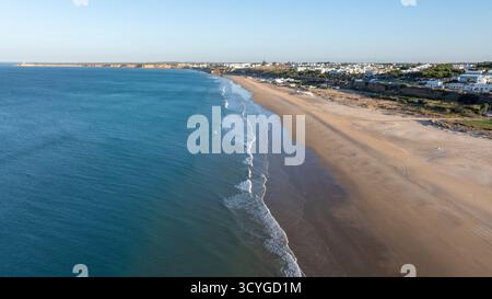 Vista aerea della spiaggia incontaminata di Castilnovo a Conil de la Frontera, Andalusia Foto Stock