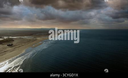 Vista aerea della spiaggia incontaminata di Castilnovo a Conil de la Frontera, Andalusia Foto Stock
