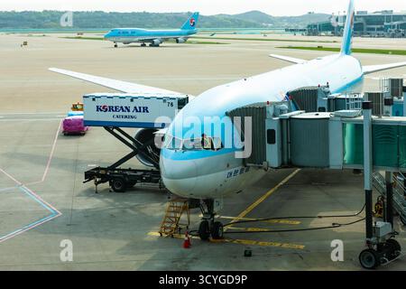 Incheon, Corea del Sud - 17 maggio 2011: Aeroporto internazionale di Incheon. Il tecnico Korean Air pulisce il parabrezza dell'aeromobile durante il catering al lavoro Foto Stock