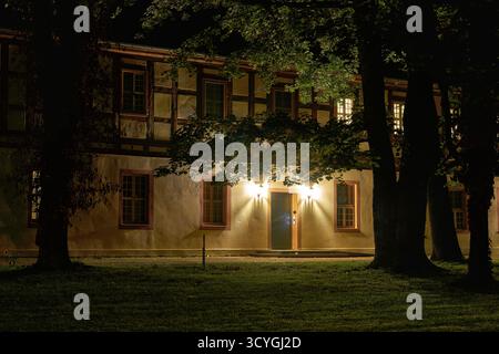 Vista dal parco del castello su Marstall, scuderie, parte del castello di Lubbenau nella Spreewald di notte Foto Stock
