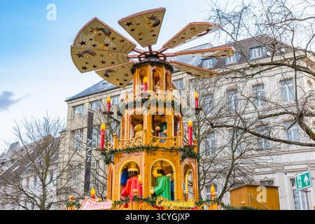 Mercato del mulino a vento di Natale nella piazza Munster di Bonn, Germania Foto Stock