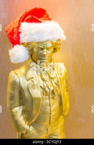 Statua dorata di Beethoven che indossa un cappello di Babbo Natale al mercatino di Natale di Bonn, Germania Foto Stock
