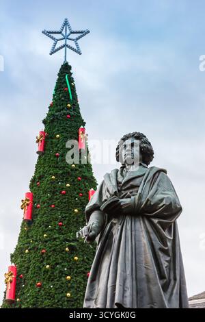 Statua di Beethoven di fronte a un grande albero di natale a Bonn, Germania Foto Stock